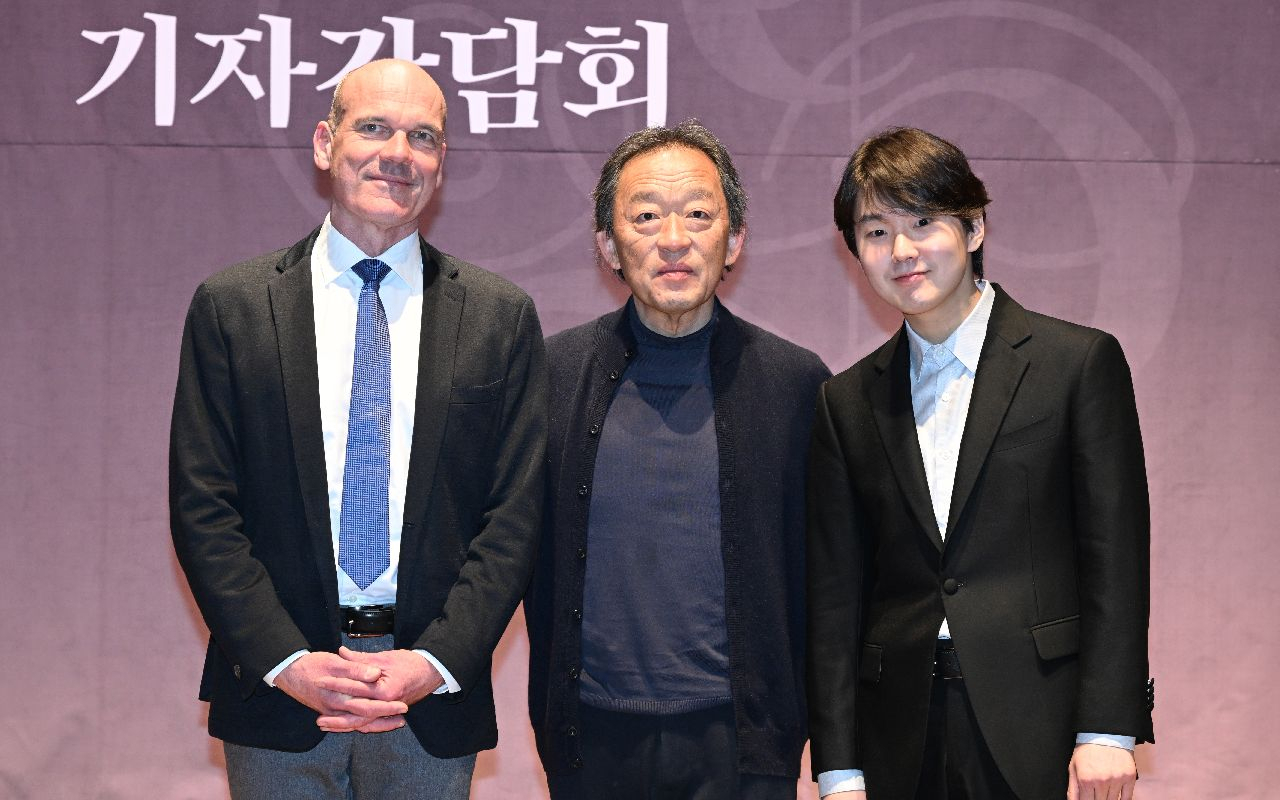 German orchestra Staatskapelle Dresden (left), conductor Chung Myung-whun and pianist Cho Seong-jin pose for photos on Thursday at Geoam Art Hall on Thursday. (Im Se-jun/The Korea Herald)