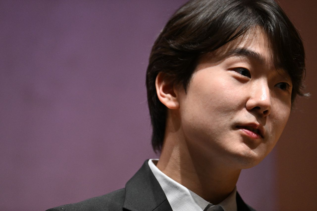 Cho Seong-jin pose for photos on Thursday at Geoam Art Hall on Thursday. (Im Se-jun/The Korea Herald)