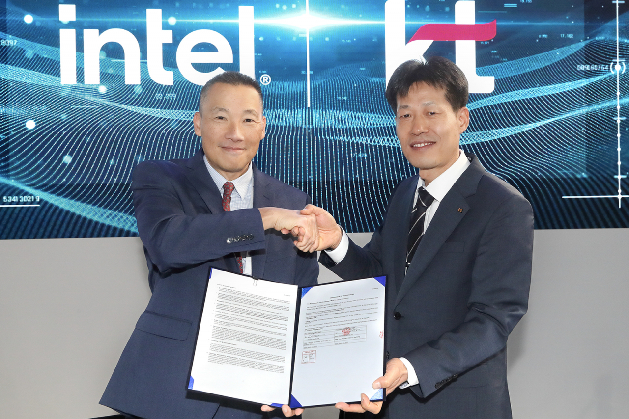 Intel Vice President Alex Quach of the Network & Edge Group and Wireline and Core Division (left) and KT Vice President Son Jeung-yeup of the Device Business Unit in Marketing Group shake hands during a signing ceremony at this year's Mobile World Congress in Barcelona, Spain, Wednesday. (KT)