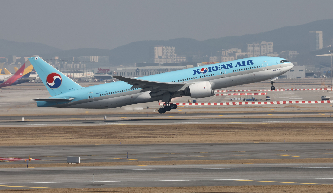 Korean Air Co. passenger jet takes off from Incheon International Airport, west of Seoul, on Feb. 22. (Yonhap)