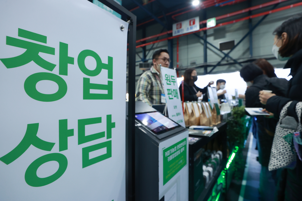 People look around booths during a fair on the establishment of cafes and bakeries at the Seoul Trade Exhibition and Convention in southern Seoul on Thursday. (Yonhap)