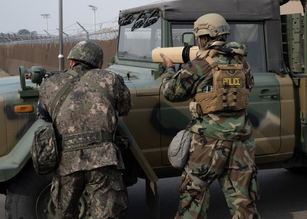 This photo, posted on the Pentagon's Defense Visual Information Distribution Service, shows South Korean and US troops engaging in counter-drone drills at Kunsan Air Base in Gunsan, 275 kilometers south of Seoul, Feb. 12. (US Pentagon)