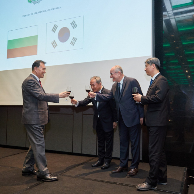 Bulgarian Ambassador Petko Draganov (second from right) proposes a toast to guests during the Bulgarian National Day at the Hyatt Hotel, Seoul on Tuesday.(Bulgarian Embassy in Seoul)