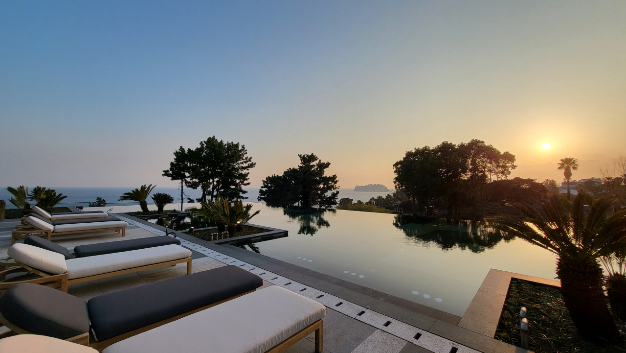 JW Marriott Jeju Resort & Spa's infinity pool at sunset (Kim Hae-yeon/ The Korea Herald)