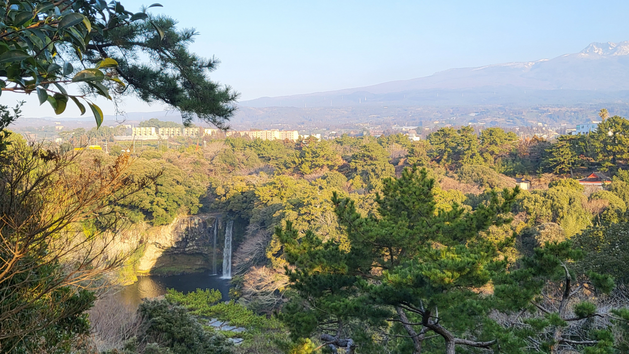 A view of Cheonjiyeon Waterfall from Seogwipo Chilsipnisi Park (Kim Hae-yeon/ The Korea Herald)