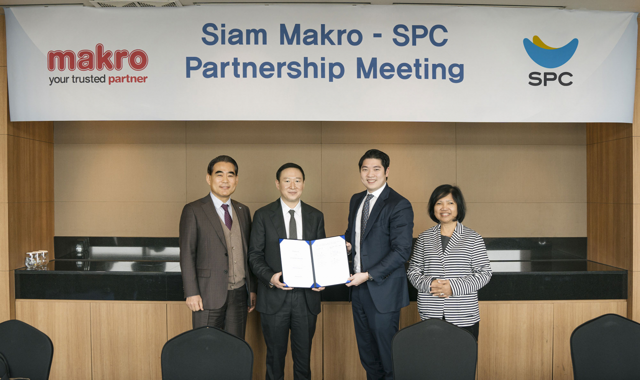 (From left) SPC Samlip CEO Hwang Jong-hyun, SPC Group Executive Vice President Hur Hee-soo, Makro Thailand CEO Tanit Chearavanont and Makro Business Group CEO Saowaluck Thithapant pose for a photo during a partnership agreement ceremony held at a Seoul hotel in February. (SPC Samlip)