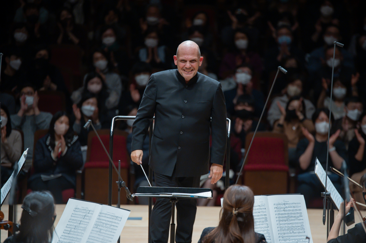 The Seoul Philharmonic Orchestra's incoming music director Jaap van Zweden conducts at the orchestra's New Year Concert at Lotte Concert Hall in Seoul, Jan. 13. (SPO)