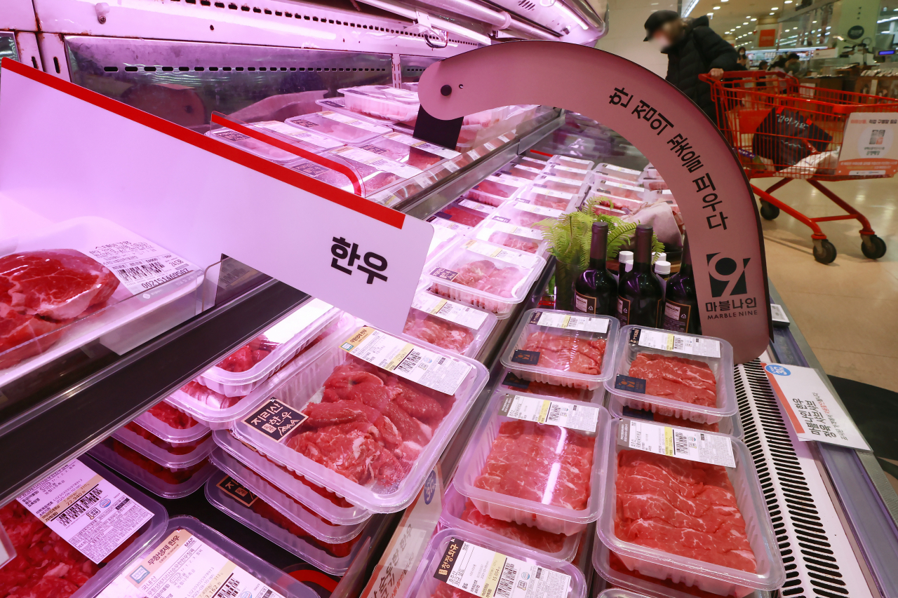 Different cuts of hanwoo, or Korean beef, are displayed at a supermarket chain store in Seoul on Monday. (Yonhap)