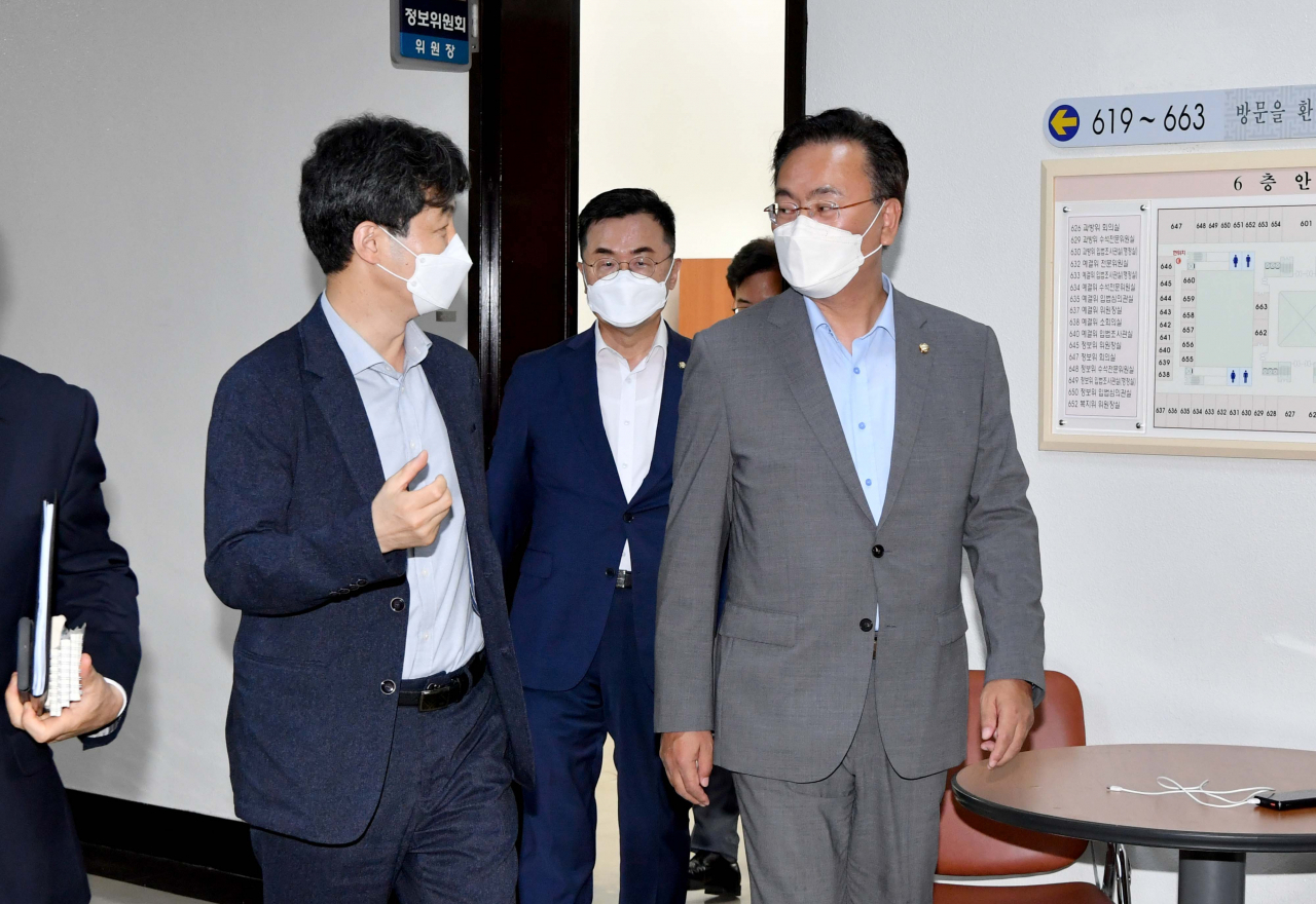 Reps. Youn Kun-young (left) and Yoo Sang-bum of the National Assembly intelligence committee (The Korea Herald)