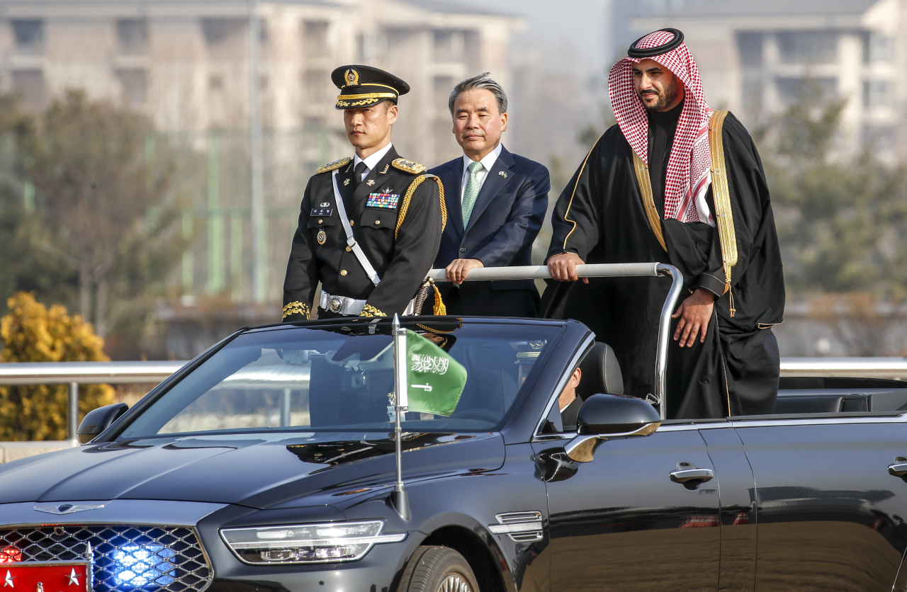 South Korean Defense Minister Lee Jong-sup (left) and his Saudi counterpart, Khalid bin Salman, inspect an honor guard during the latter's welcoming ceremony on the compound of the defense ministry in Seoul on Tuesday. (Pool photo)