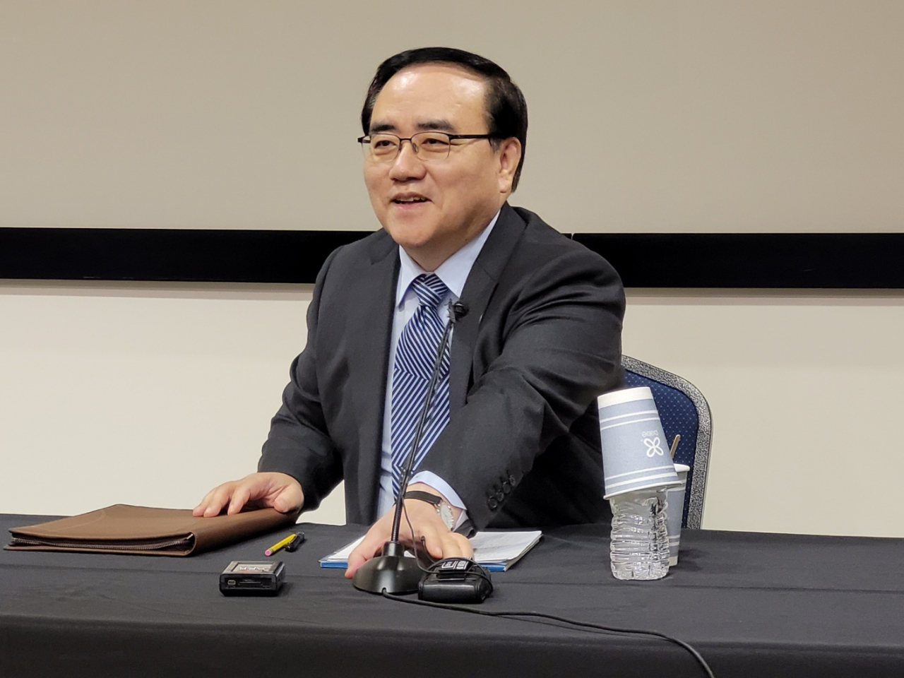 National Security Adviser Kim Sung-han, who visits the US, has a press meeting at the Korean Cultural Center in Washington, D.C. on March 7. (Yonhap)