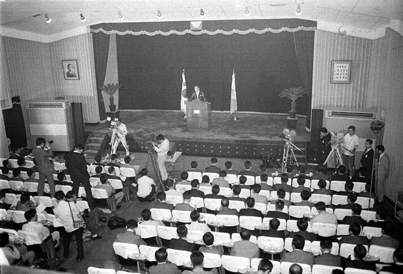 Lee Hu-rak briefs reporters in Seoul about the South-North Joint Statement on July 4, 1972. (National Archives of Korea)