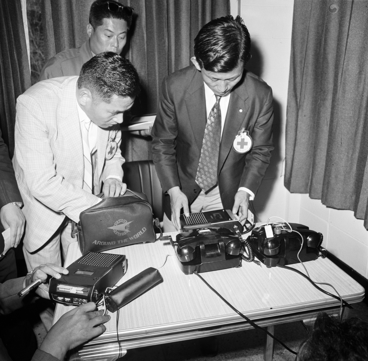 South Korean officials install a Seoul-Pyongyang hotline that directly connects the top leaders of the two governments, as part of the July 4, 1972 South-North Joint Statement. (National Archives of Korea)