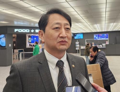 South Korean Trade Minister Ahn Duk-geun speaks to reporters after arriving in Washington on Wednesday. (Yonhap)