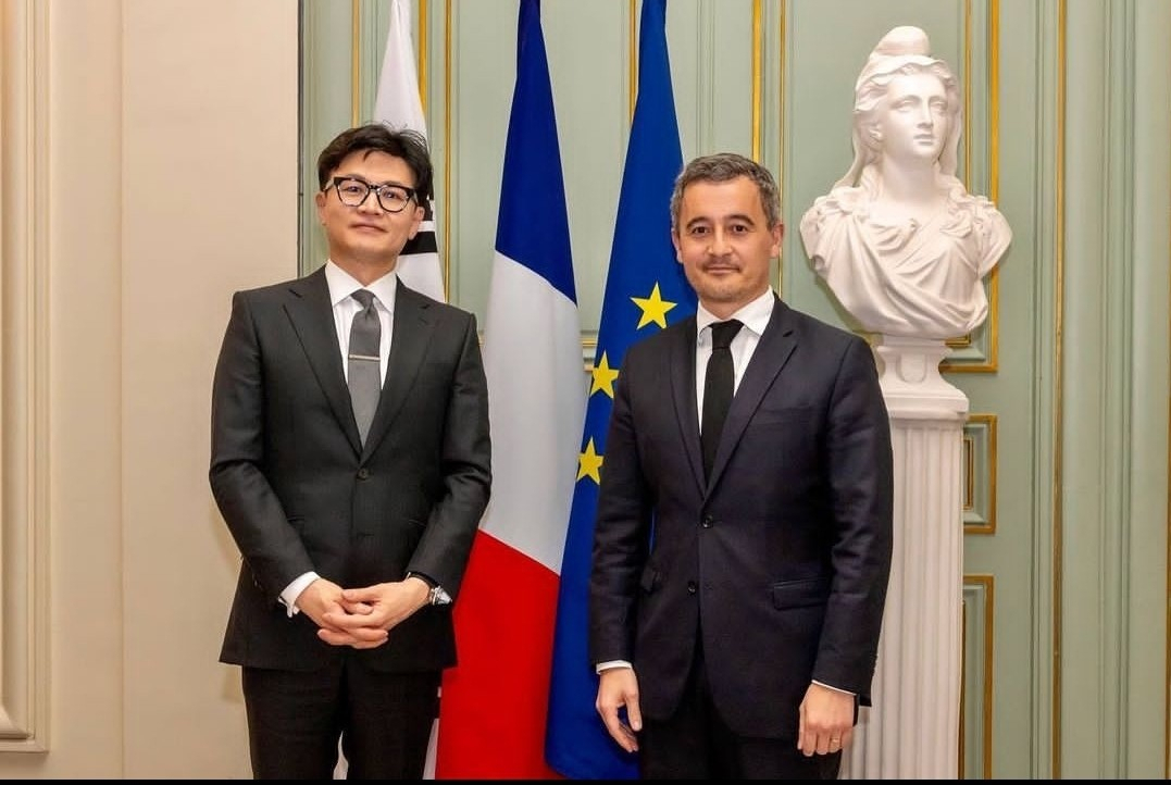 South Korea’s Justice Minister Han Dong-hoon (left) poses with French Interior Minister Gerald Darmanin on Wednesday (local time) in France. (Ministry of Justice)