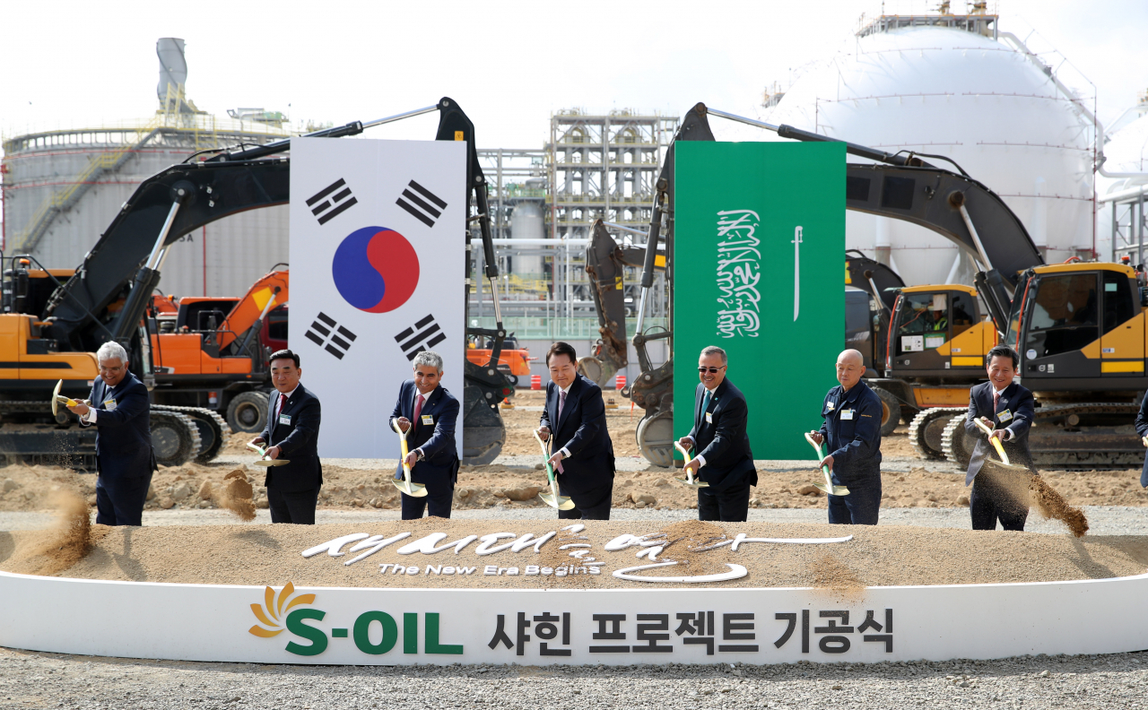 President Yoon Suk Yeol shovels at the groundbreaking ceremony for the S-Oil Shaheen project held at the Onsan industrial complex located in Ulsan on Thursday. (Yonhap)