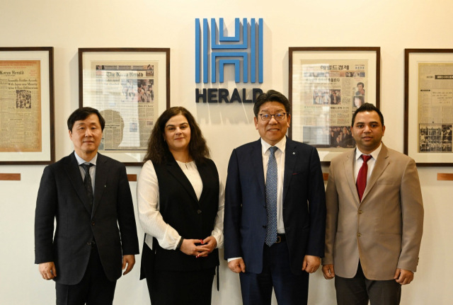 Jordan Ambassador to South Korea Asal Al-Tal (second from left) and The Korea CEO Choi Jin-young (third from left), The Korea Herald Vice President Shin Yong-bae(first from left) and The Korea Herald Journalist Sanjay Kumar pose for a group photo during a courtesy visit to the Herald Corp. headquarters in central Seoul on Wednesday. (Park Hae-mook/The Korea Herald)