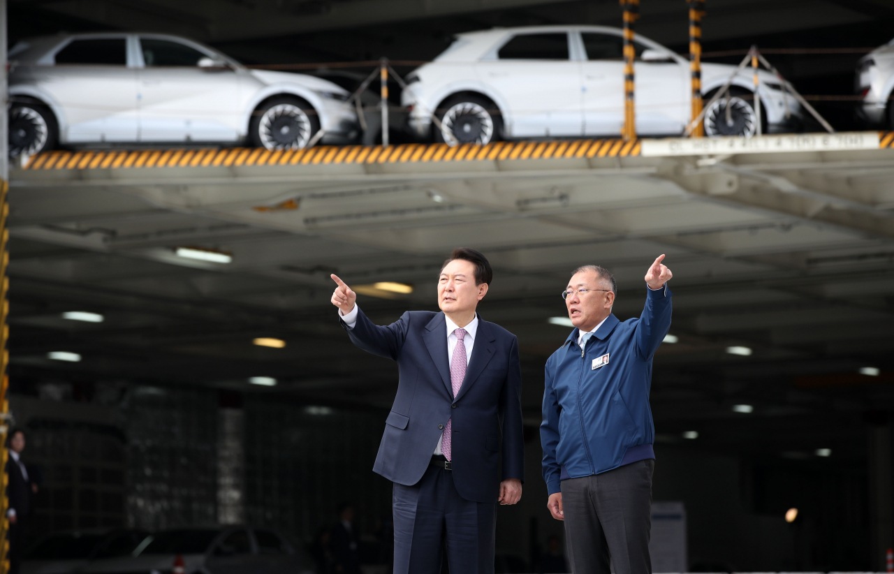 President Yoon Suk Yeol (left) and Hyundai Motor Executive Chair Chung Euisun visit Hyundai Motor's Ulsan plant on Thursday. (Yonhap)