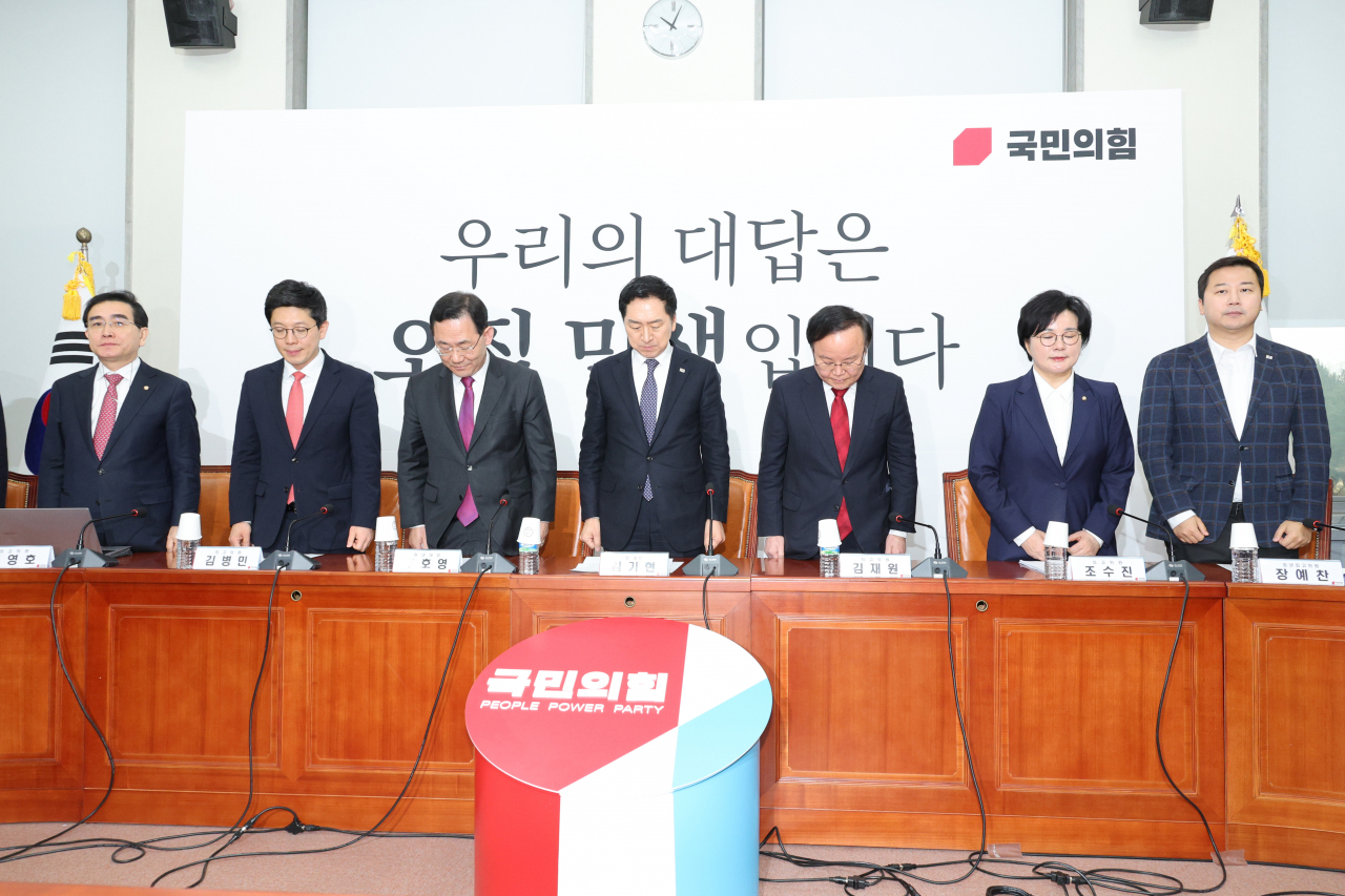 The ruling People Power Party’s new leaders hold a first meeting on Thursday. From left: supreme council member Rep. Tae Yong-ho, supreme council member Kim Byung-min, floor leader Rep. Joo Ho-young, chair Rep. Kim Gi-hyeon, Kim Jae-won, Rep. Cho Su-jin, and Jang Ye-chan. (Yonhap)