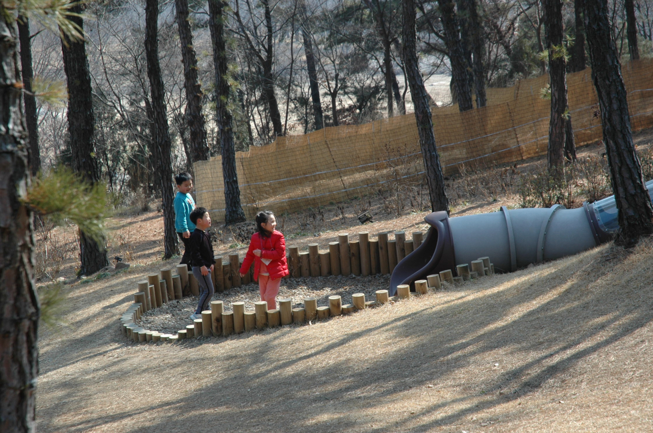Children play at the amusement forest at Hwaseong Botanical Garden. (Lee Si-jin/The Korea Herald)