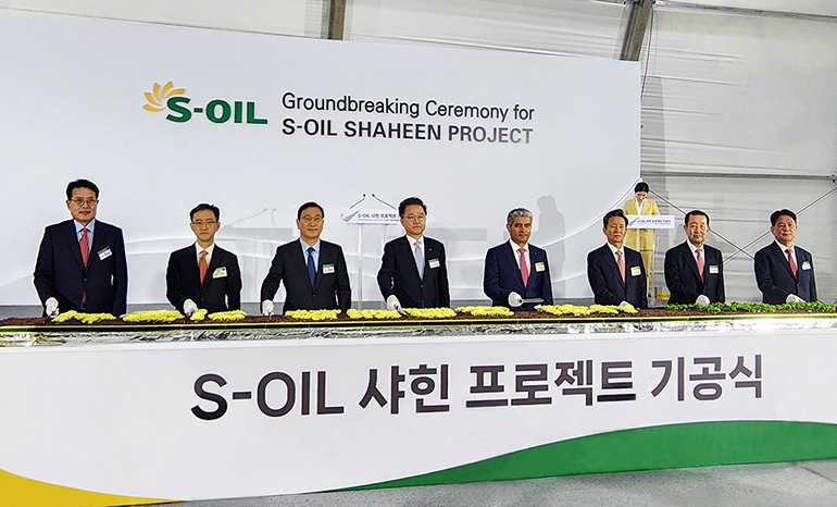 Hyundai E&C CEO Yoon Young-joon (third from left) and related officials pose for a photo during the groundbreaking ceremony for the company's Shaheen Project in Ulsan. (Hyundai E&C)
