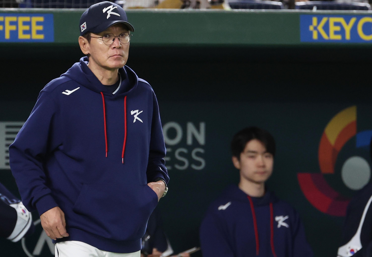 South Korea manager Lee Kang-chul watches his team in action against Japan during the bottom of the seventh inning of a Pool B game at the World Baseball Classic at Tokyo Dome in Tokyo on Friday. (Yonhap)