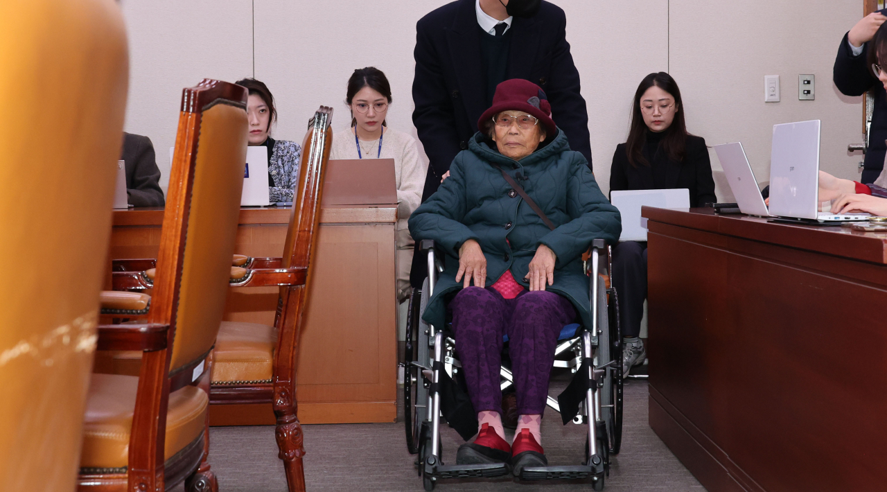 Yang Keum-duk, a wartime forced labor victim, appears at the plenary session of the National Assembly parliamentary committee on Monday. (Yonhap)