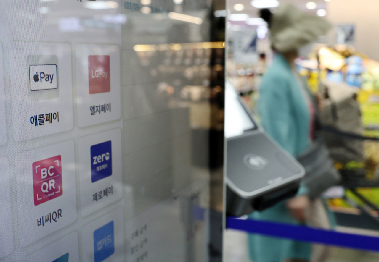 A payment window at a local discount store chain in Seoul features the soon-to-launch Apple Pay service on Friday. (Yonhap)