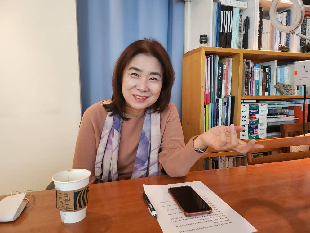 Professor Bae Jeong-weon of Sejong University at her home in Seoul talks to The Korea Herald in February. ( Song Jung-hyun/The Korea Herald)