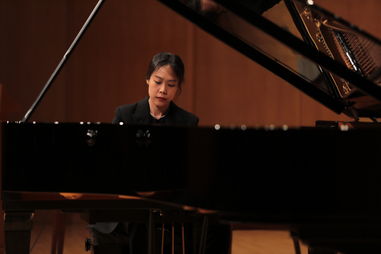Korean pianist Son Yeol-eum performs a Mozart piano sonata during a press conference held at Kumho Art Hall Yonsei in Seoul on Tuesday. (Pie Plans)