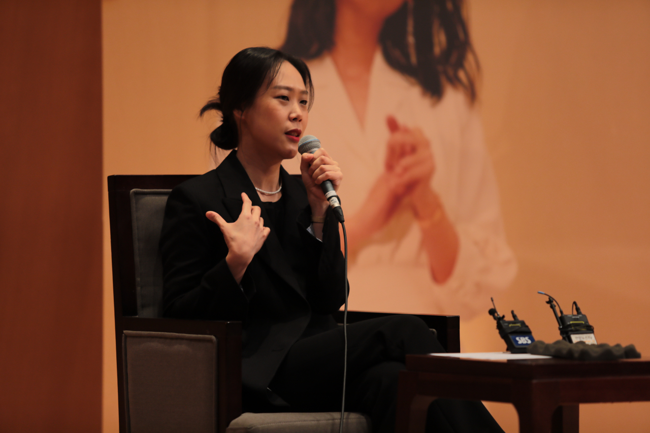 Korean pianist Son Yeol-eum speaks during a press conference held at Kumho Art Hall Yonsei in Seoul on Tuesday. (Pie Plans)