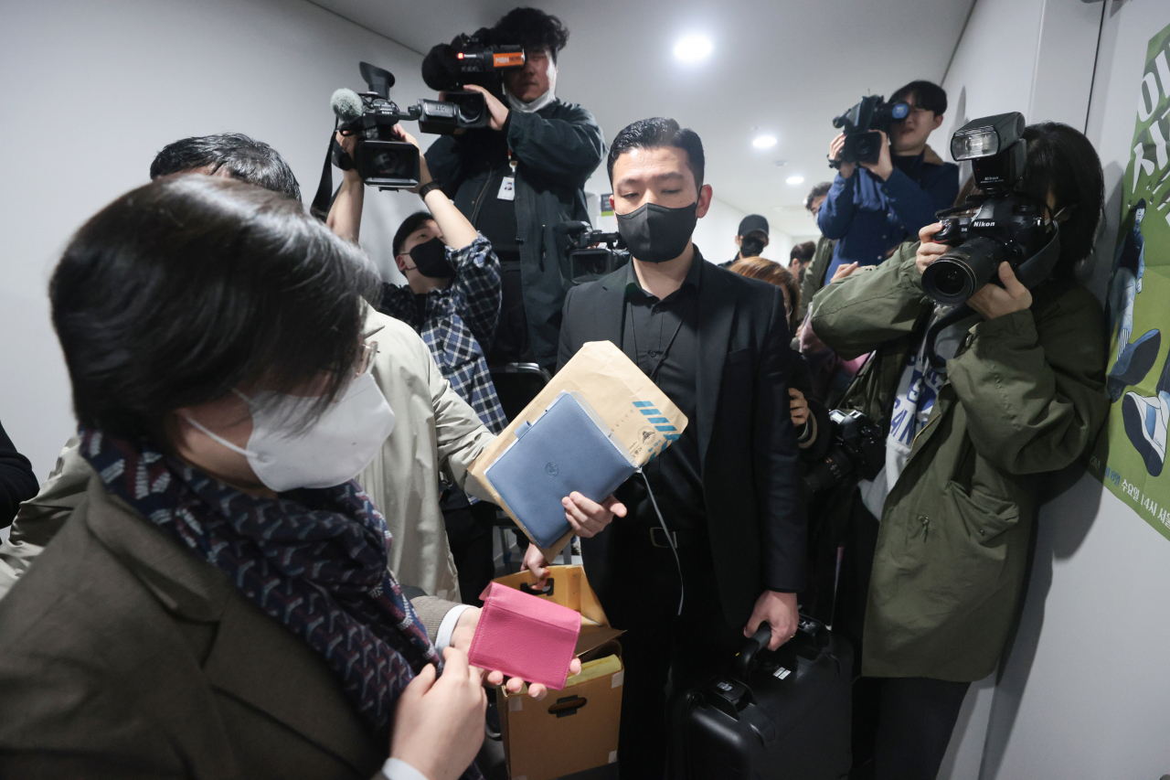 Police officers enter to raid a local chapter office of the Korean Construction Workers Union, the Korean Confederation of Trade Unions' construction workers union, in Mapo-gu, Seoul, Tuesday morning. (Yonhap)
