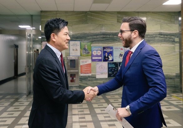 Serbian Ambassador to South Korea Nemanja Grbic meets Kim Tae-ho, Chairman of the Foreign Affairs and Unification Committee of the National Assembly of Korea to discuss parliamentary cooperation in Seoul in March 2023.(Embassy of Serbia in Seoul)