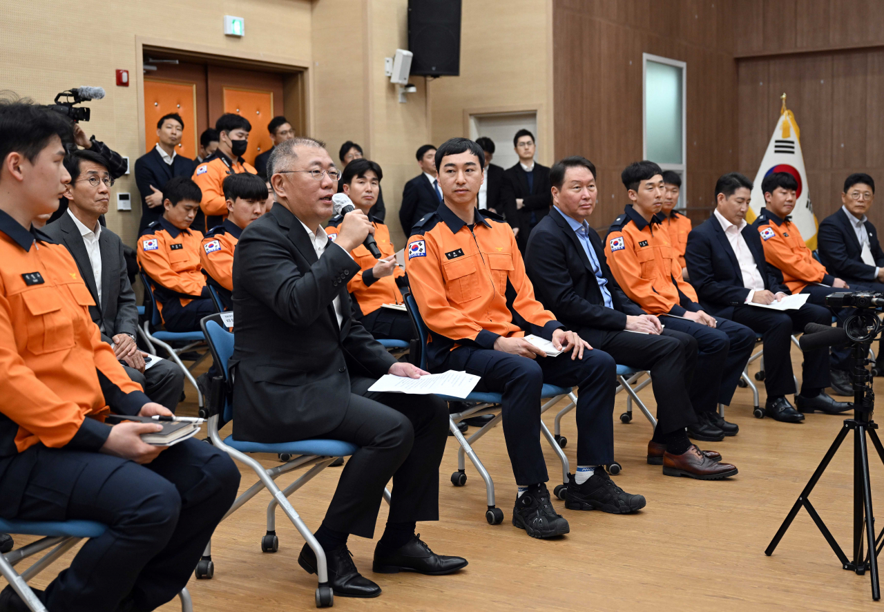 Hyundai Motor Group Executive Chair Chung Euisun (second from left) speaks in a meeting with firefighters in Ulsan on Tuesday. (Hyundai Motor Group)