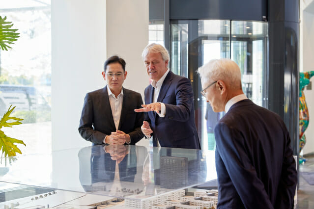 Samsung Electronics Chairman Lee Jae-yong (left) speaks with ASML President Peter Wennink at the Dutch semiconductor production equipment company headquarter in the Netherlands on June 14, 2022. (Samsung Electronics)
