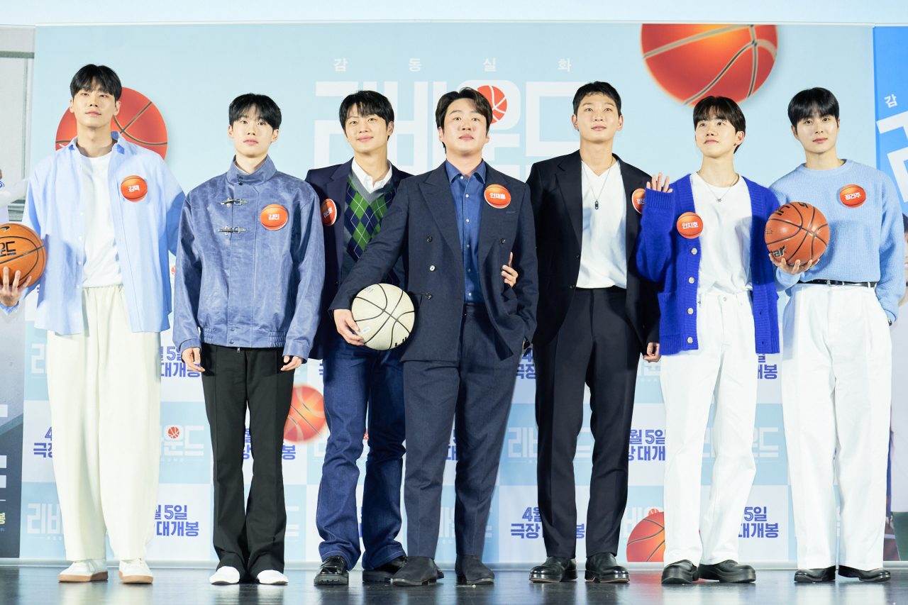 From left: “Rebound” actors Kim Taek, Kim Min, Lee Shin-young, Ahn Jae-hong, Jeong Jin-woon, Ahn Ji-ho and Jung Gun-joo pose for a photo during a press conference held in Seoul, Tuesday. (Barunson E&A)