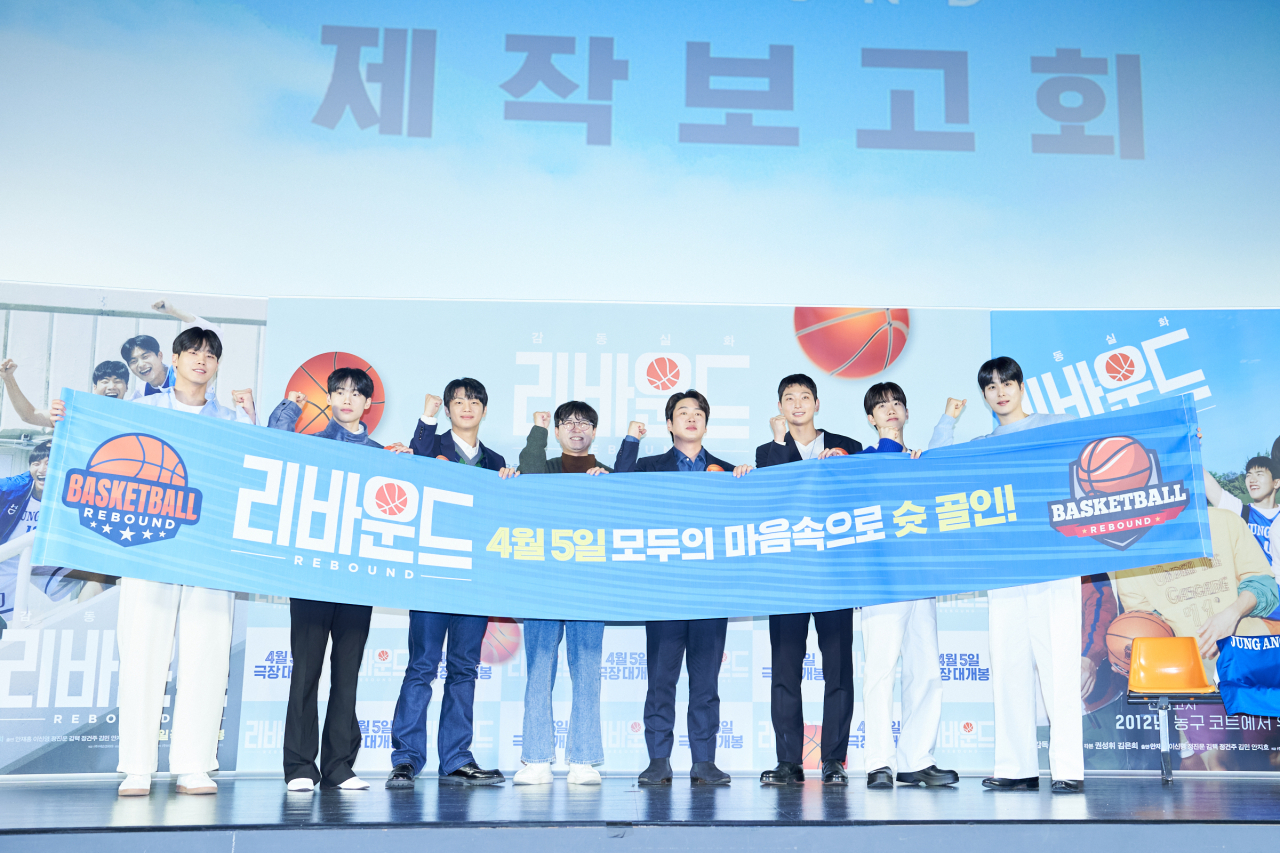 From left: “Rebound” actors Kim Taek, Kim Min, Lee Shin-young, Director Jang Hang-jun, Ahn Jae-hong, Jeong Jin-woon, Ahn Ji-ho and Jung Gun-joo pose for a photo during a press conference held in Seoul, Tuesday. (Barunson E&A)