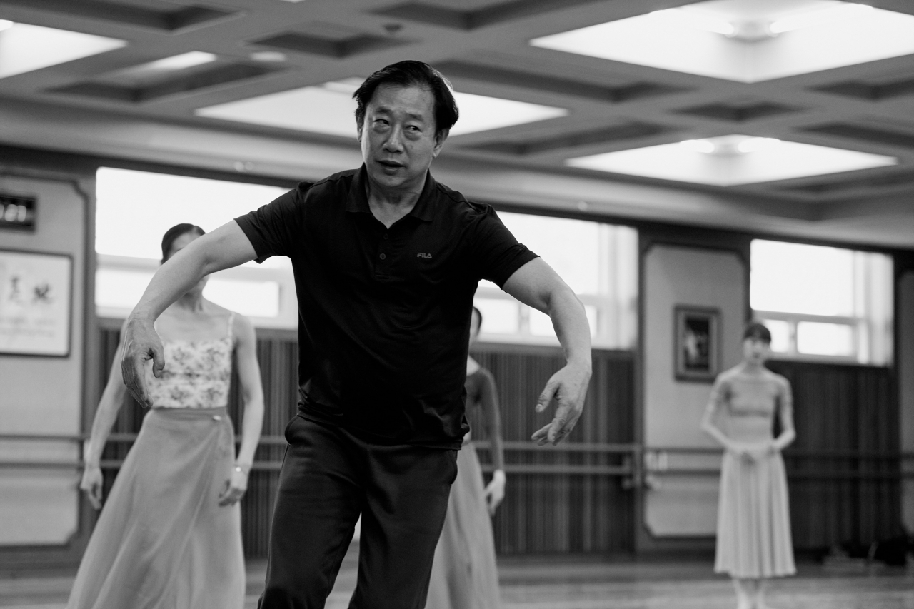 Artistic director Liu Bingxian of the Universal Ballet watches dancers practice 