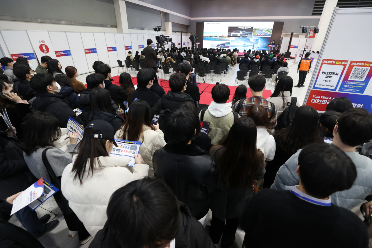 Jobseekers participate at a hiring event in southern Seoul, on March 2, 2023. (Yonhap)