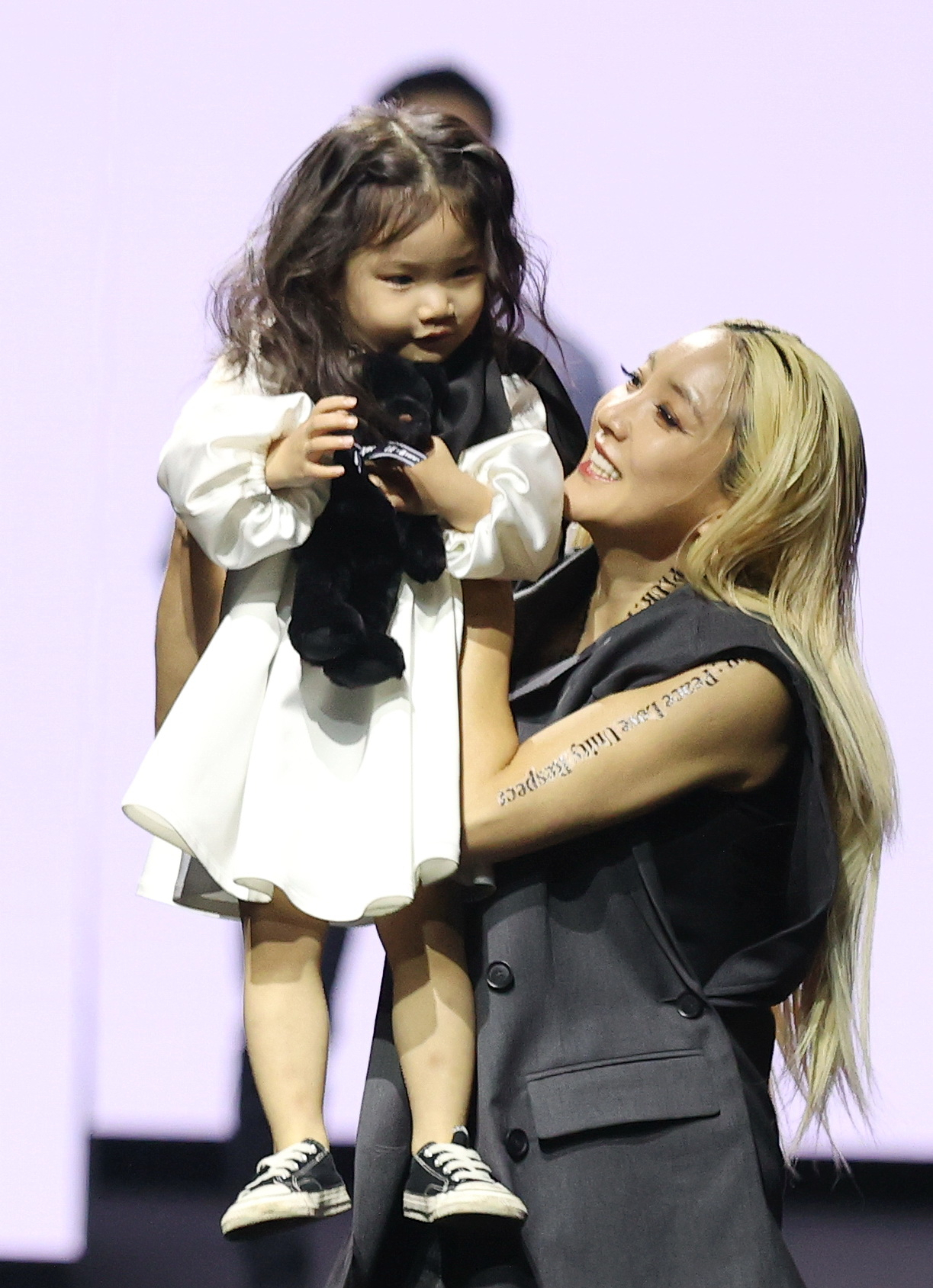 Singer Bada poses with her daughter Rua during the LIE by Lee Chung-chung 2023 FW collection show held during Seoul Fashion Week at Dongdaemun Design Plaza in Jung-gu, Seoul, Wednesday. (Yonhap)