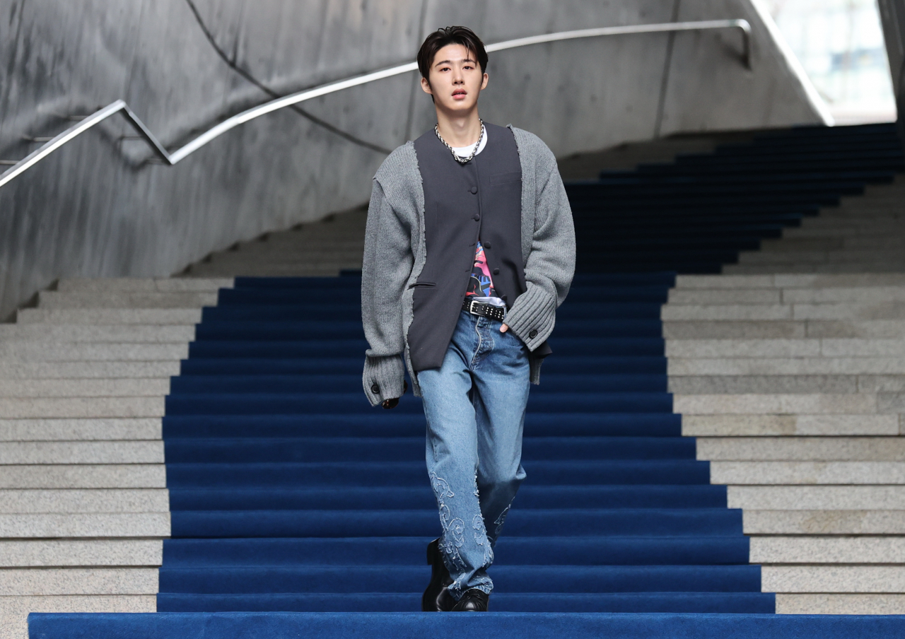 Singer B.I walks down the blue carpet at 2023 FW Seoul Fashion Week at Dongdaemun Design Plaza in Jung-gu, Seoul, Wednesday. (Yonhap)