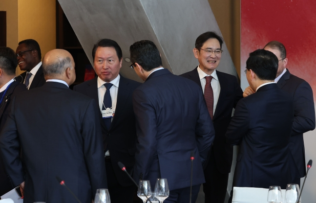 Samsung Electronics Chairman Lee Jae-yong and SK Group Chairman Chey Tae-won and other business leaders chat with attendees, including IBM CEO Arvind Krishna in January. (Yonhap)