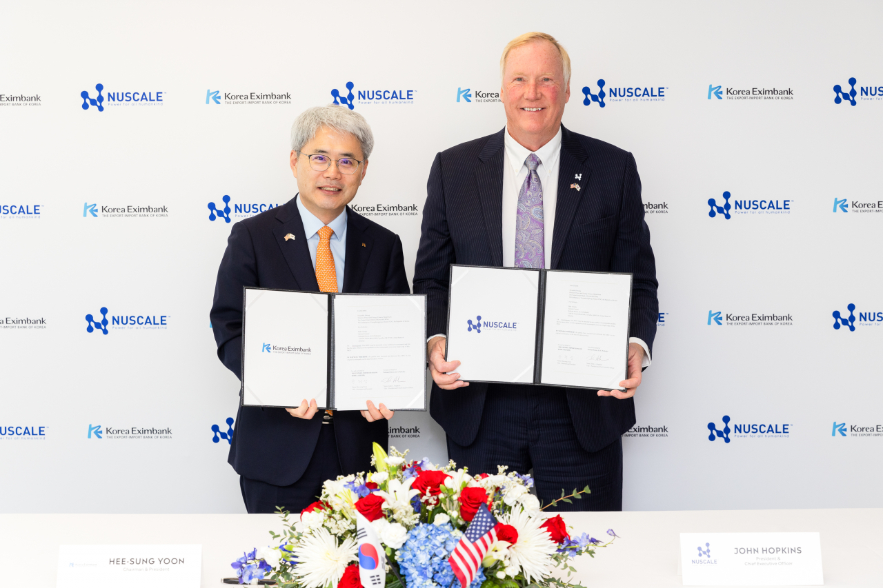 Chairman of Export-Import Bank of Korea Yoon Hee-sung (left) and CEO of NuScale Power John L. Hopkins pose for a photo during a signing ceremony held in Rockville, Maryland. (Eximbank)