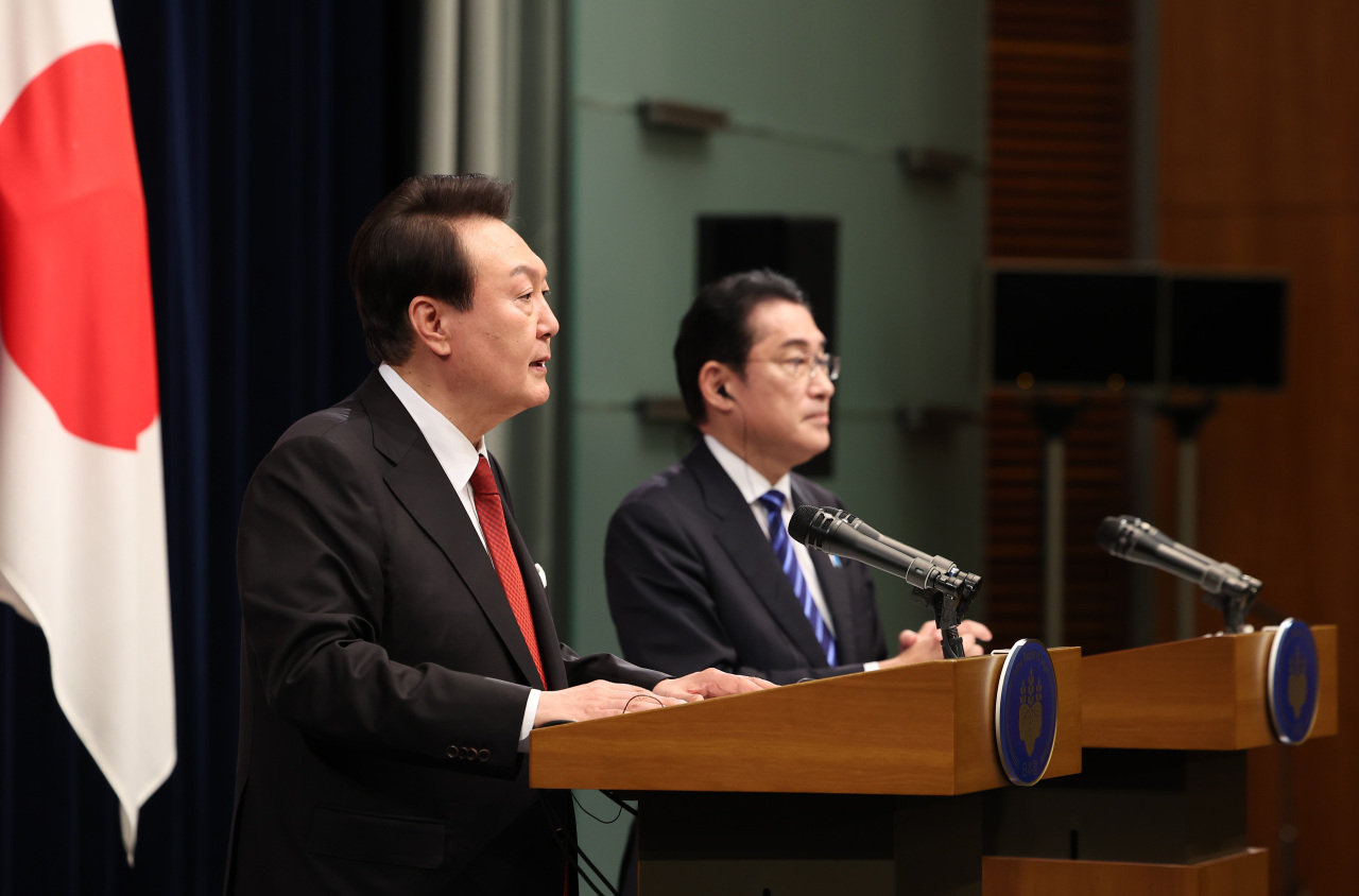 President Yoon Suk Yeol (L) speaks during a joint news conference with Japanese Prime Minister Fumio Kishida after their summit in Tokyo on March 16, 2023. (Yonhap)