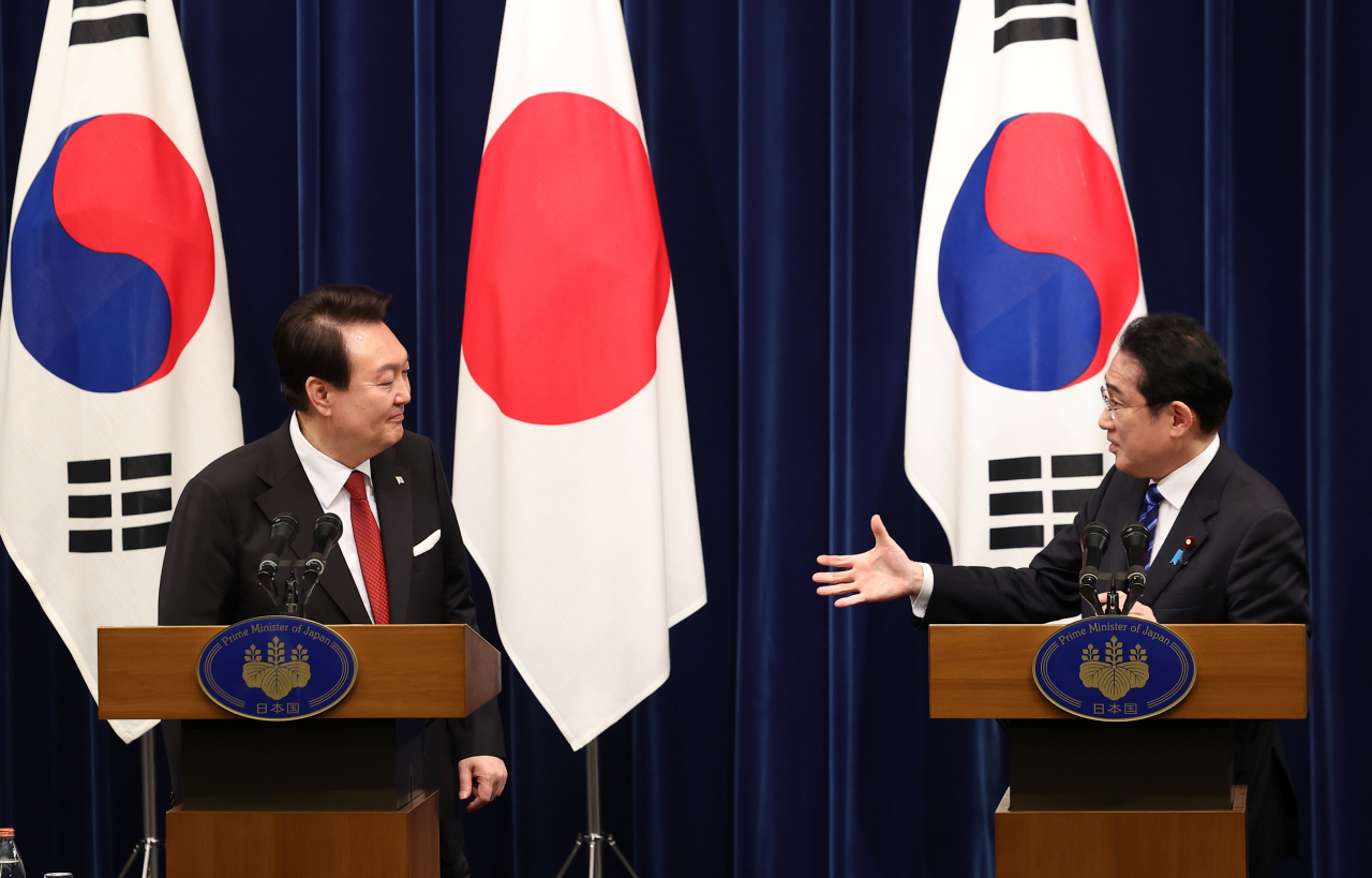 President Yoon Suk Yeol (left) and Prime Minister Fumio Kishida hold a press briefing after talks in Tokyo, Japan. (Yonhap)