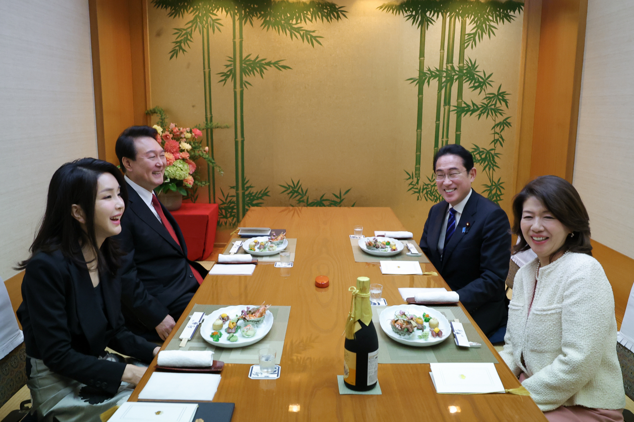 President Yoon Suk Yeol and first lady Kim Keon Hee have a dinner with Japanese Prime Minister Fumio Kishida and first lady Yuko Kishida at Yoshizawa, which is famous for its sukiyaki, in Ginza, Tokyo on Thursday. (Yonhap)
