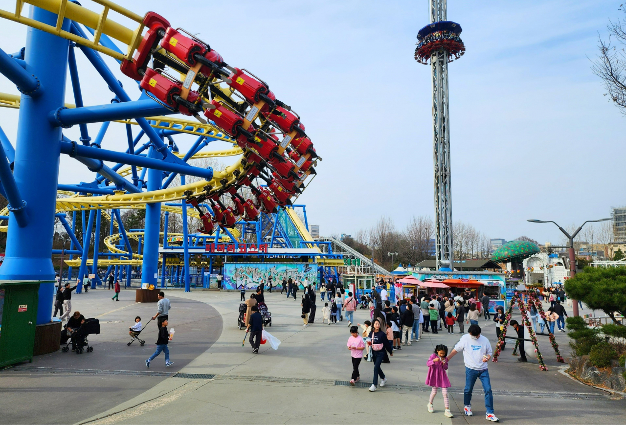 People visits the amusement park located inside Children’s Grand Park, Gwangjin-ju, Seoul, on Saturday. (Hwang Dong-hee/The Korea Herald)