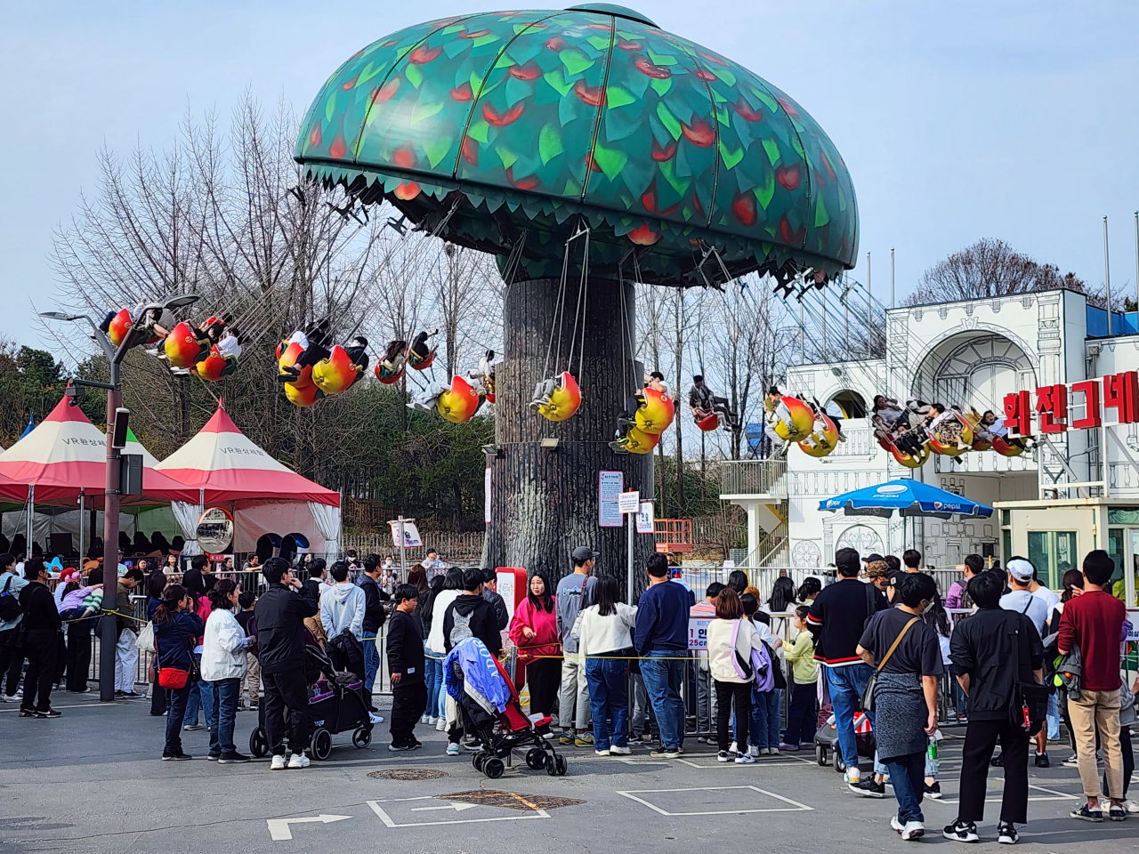 Visitors line up to ride the Wave Swinger at the amusement park located inside Children’s Grand Park, Gwangjin-ju, Seoul, on Saturday. (Hwang Dong-hee/The Korea Herald)