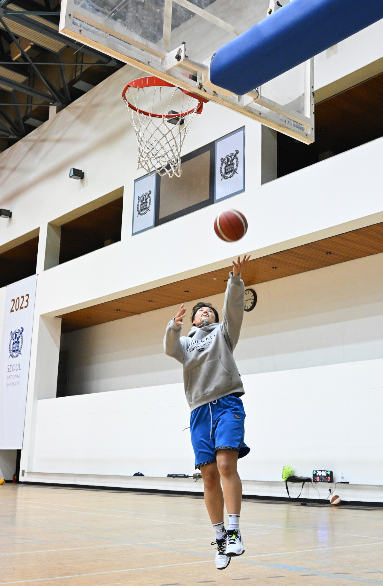 Sun captain Lee Rae-eun practices a layup during a training session at Seoul National University gymnasium on March 9. (Im Se-jun/The Korea Herald)