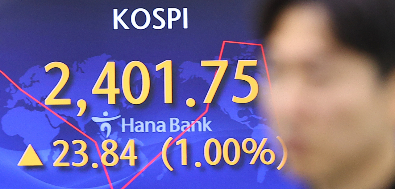 An electronic board showing the Korea Composite Stock Price Index at a dealing room of the Hana Bank headquarters in Seoul on Friday. (Yonhap)